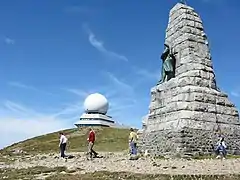 Radar et monument des Diables bleus.