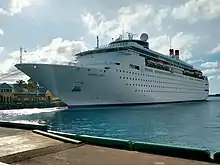 Photographie en couleurs du navire de croisière Grand Classica à Nassau en novembre 2019.