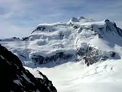 Les sommets du Grand Combin : (de g. à d.) le Grand Combin de Tsetsette, l'aiguille du Croissant, le Grand Combin de Grafeneire et le Grand Combin de Valsorey.