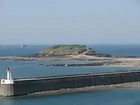 Le Grand Bé vu du fort d'Aleth avec le môle du port de Saint-Malo au premier plan, et le fort de la Conchée en arrière-plan à gauche.