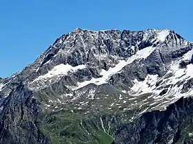 Vue du Grand Bec depuis l'ouest avec l'emplacement de l'ancien glacier de la Vuzelle, dans le vallon au centre et le cirque à droite occupés par les névés.