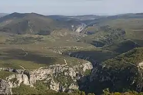 Vue en direction du sud du canyon de l'Artuby par-delà les gorges du Verdon au nord, la rivière entaillant l'extrémité orientale du plan de Canjuers.