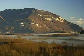 Brume sur le marais de Lavours (vue vers le nord) ; au fond le Grand Colombier, à droite Culoz.