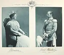 Carte postale autographe montrant une femme couronnée assise sur un trône, à gauche, et un homme en uniforme, à droite.