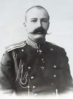 Photographie en noir et blanc d'un militaire en buste ; il porte une grosse moustache.