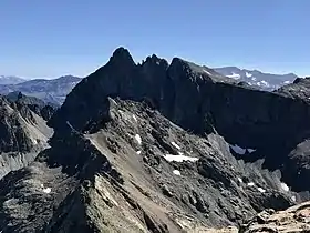 À droite, la Croix de Belledonne (la croix est visible en haute résolution)