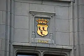 Allège du premier étage : armoiries de la famille de Hornes.