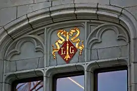 Dans l'arcade de la fenêtre du premier étage : armoiries de la ville de Liège.