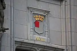 Allège du premier étage : armoiries du comté de Moha.
