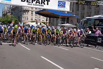 Photographie de coureurs au départ d'une course cycliste en 2007.