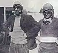 Arthur Duray et son mécanicien, avec leurs masques anti-poussières.
