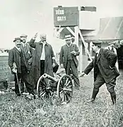 Grand Prix de l'ACF 1908, deux coups de canon à cinq minutes d'intervalle donnent le départ des concurrents.