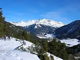 Le massif de Sardières sous la neige avec des skieurs sur une des pistes.