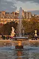 Fontaine au milieu du grand bassin rond.