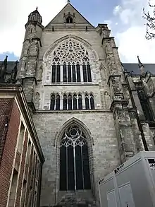 Façade nord du grand transept avec une grande rosace à cinq branches surmontant une rangée de 8 lancettes. Au niveau inférieur, une grande fenêtre avec remplage.
