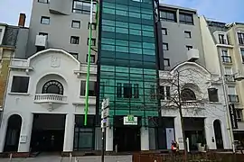 façade de l'ancien garage Peugeot,