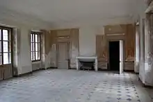 Vue du grand salon de la Maison de la Reine avant la restauration
