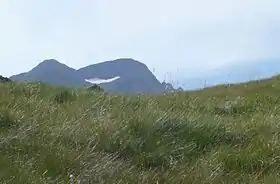 Vue du Grand pic de Tapou (centre) et du pic du Milieu (gauche), depuis la vallée d'Ossoue.