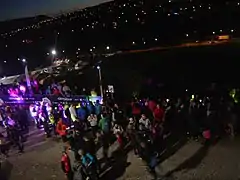 Plus bas, l'avenue Millau Plage et le Salon du Trail, après la tombée de la nuit. Plus loin le viaduc de Millau