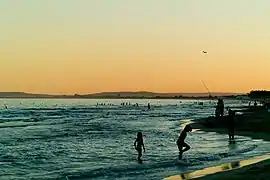 Vue de la plage au couché du soleil en juillet 2010.