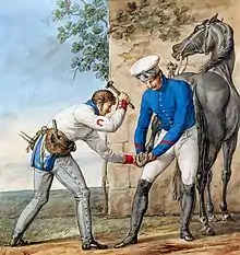 Un soldat tapant avec un marteau sur le fer d'un cheval dont la patte est maintenue par un autre soldat.