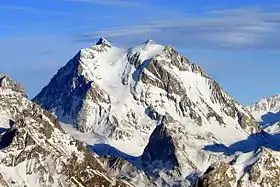 Le pic de la Grande Casse, enneigé, sous un ciel bleu.