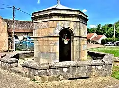 Grande fontaine en faïence.