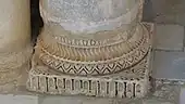 Photographie d'une base de colonnes d'un portique de la cour. D'origine romaine ou byzantine, elle est finement sculptée de divers motifs.