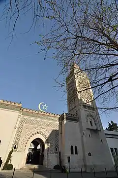 L'entrée principale de la mosquée, place du Puits-de-l'Ermite.