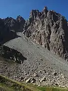 Photographie en couleurs d'une montagne avec de nombreux rochers.