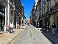 La rue vue depuis le carrefour rue Moncey.