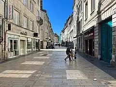 La rue au carrefour rue d'Anvers.