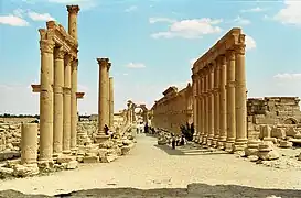 La section centrale de la colonnade avec, vers l'est, la porte monumentale.