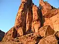 Grande falaise de Maafa sculptée par la nature en forme de cheminée.