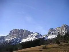 Le Grand Veymont vu de Gresse en Vercors avec le pas de la Ville à droite.