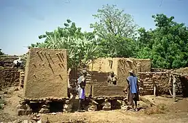 Construction d'un grenier au Mali