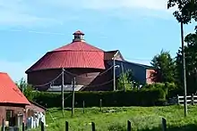 Grange ronde avec toit de tôle