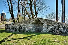 Reconstitution d'abri de pierres sèches à Granges-sur-Baume.