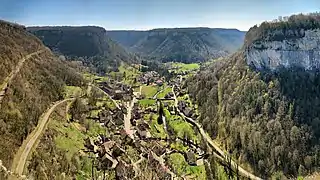 Le village de Baume-les-Messieurs depuis le belvédère de Granges.