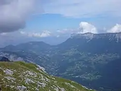 La vallée des Entremonts vue depuis le Grand Som au sud avec le col du Granier au centre et le mont Granier à droite.