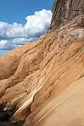 Une falaise de granit avec des inclusions de feldspath, dans le Brofjorden.