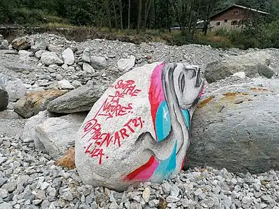 Graffiti sur une roche.