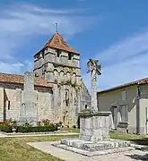 L'église et le monument aux morts.