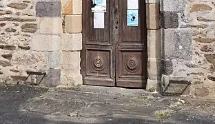 Deux gratte-pied sur le portail de l'église Sainte-Eulalie d'Uzerche (Corrèze)