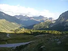 Lacets de la H29 sur le versant sud du col et vue sur le Val Poschiavo