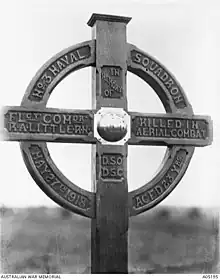 Photo en noir et blanc d'une croix en bois décorée
