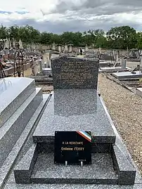 Tombe de Marcel et Émilienne Ferry au cimetière d'Irancy.