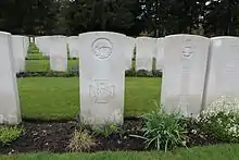 Une photographie en couleur de plusieurs pierres tombales. Celle de Ward se situe au milieu