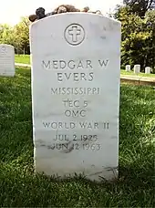 Photographie de la tombe de Medgar Evers au cimetière national d'Arlington.