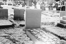 Photo de pierres tombales dans un cimetière.